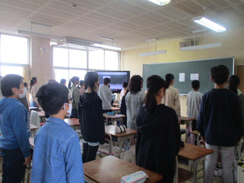 6年生の校歌斉唱、立派です。